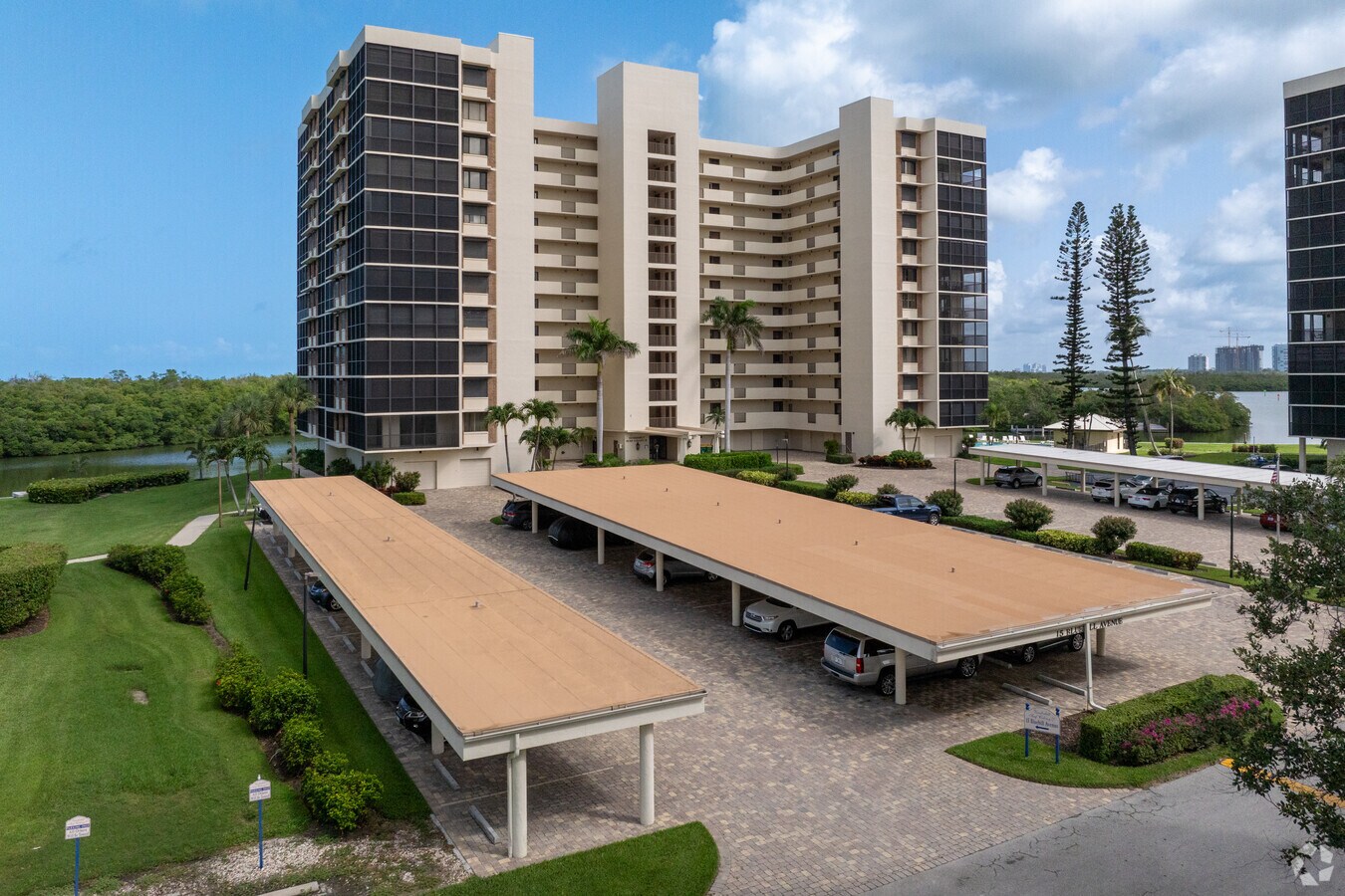 Ángulo 2 del edificio alternativo - Vanderbilt Towers