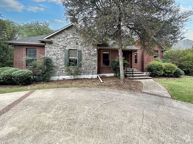 Building Photo - Charming 3-Bedroom Home with 6-Car Garage ...