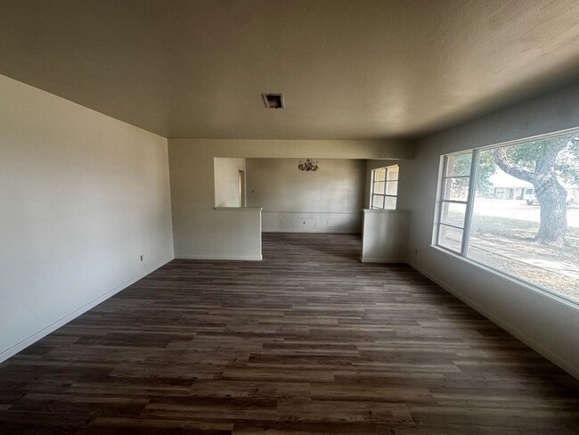 Photo - 4 Bedroom 3 Bathroom Ready To Rent!