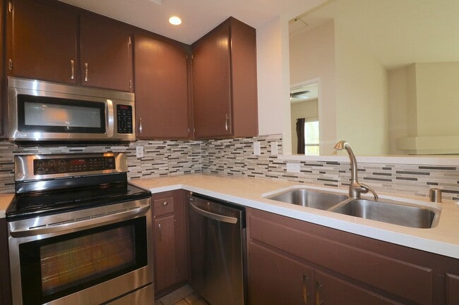 Building Photo - Mission Valley condo (River Colony) with balcony!  Central heat/ air. Gated garage parking. Pool/...