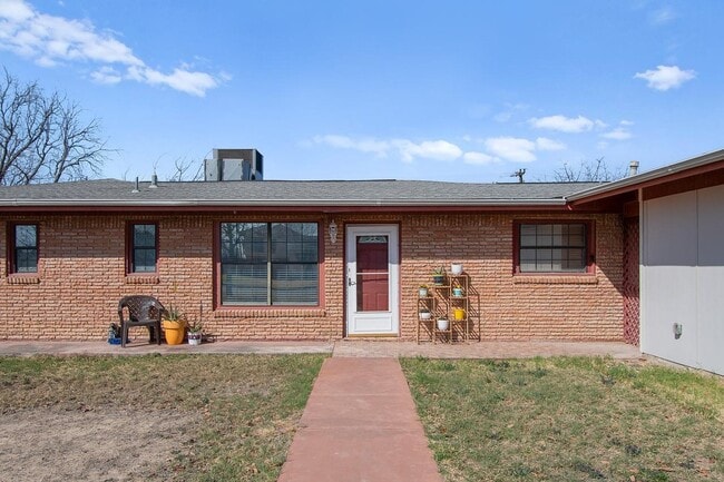 Photo - 208 N Broadview St