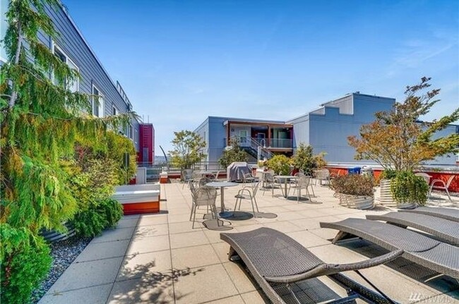Building Photo - TOP FLOOR Condo/PARKING INCLUDED!