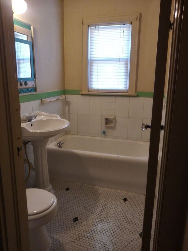 Building Photo - 203-203 E Mount Vernon St Unit 203 E Mt Vernon
