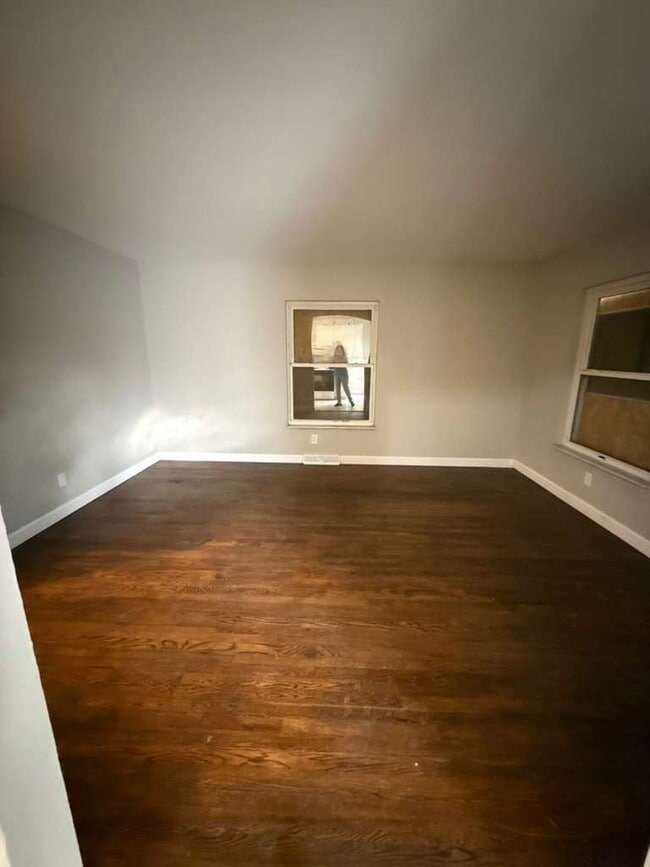 Photo - "Charming St. Louis Duplex: Cozy 2-Bedroom, 1-Bath with Hardwood Elegance!"
Section 8 Approved