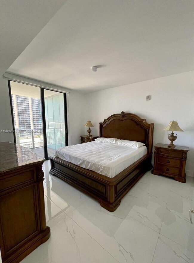 Photo - 1010 Brickell Ave Unit 2704