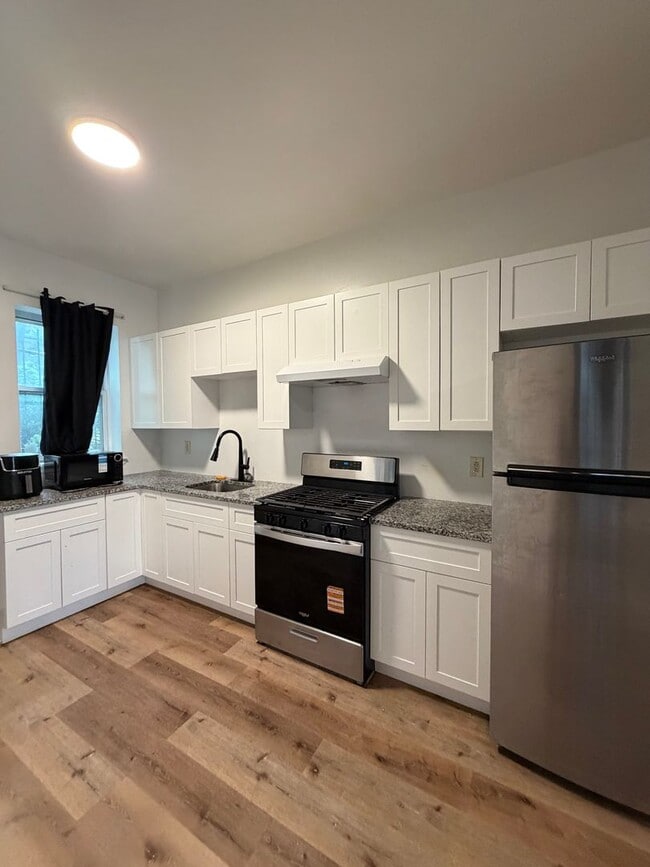Photo - 1316 S May St