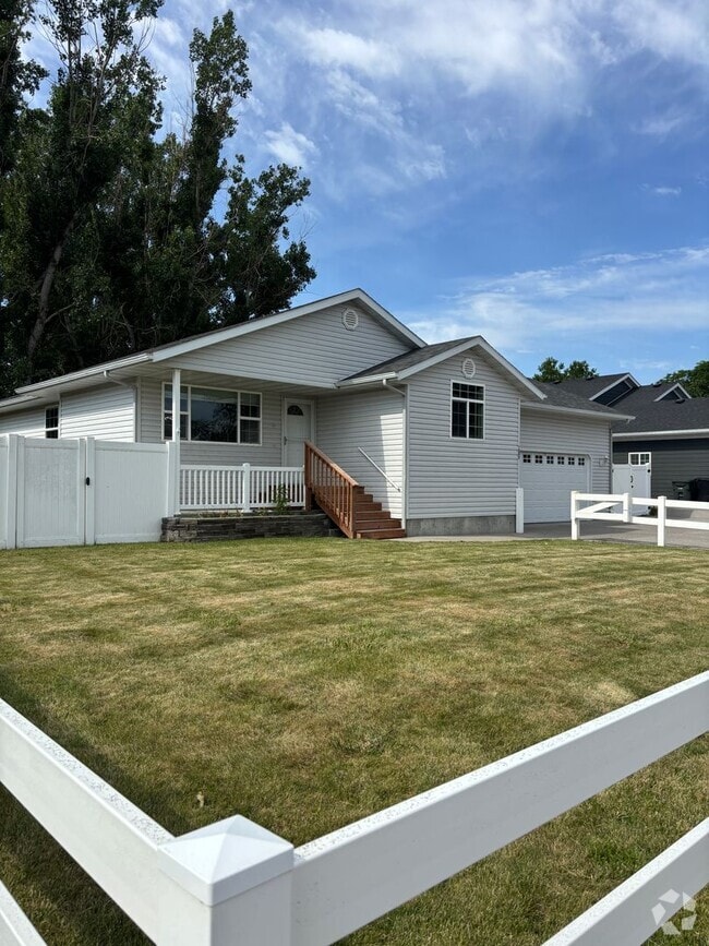 Building Photo - Large 4 bedroom home available!