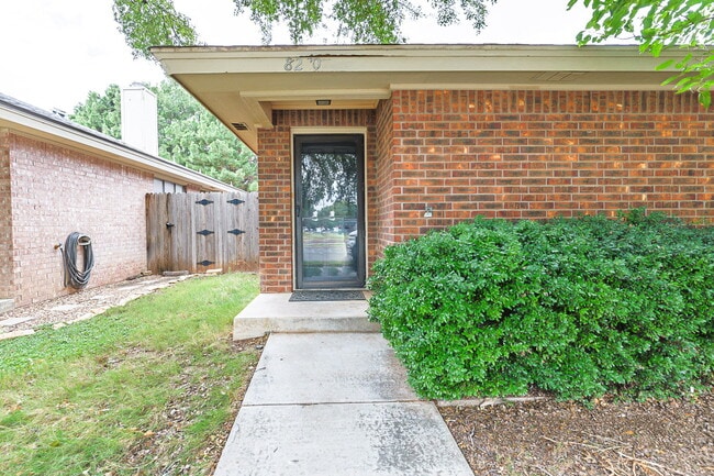 Building Photo - Welcome to this Spacious 2-Bedroom Home!