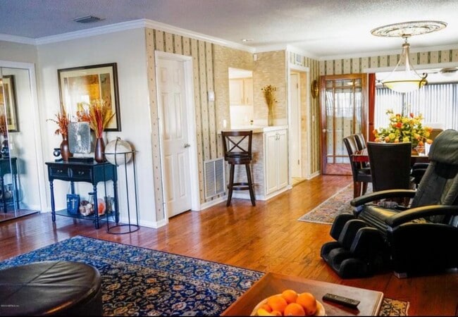 Building Photo - 3945 Oak St Unit 1