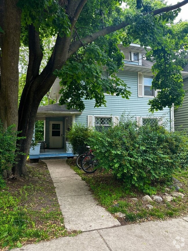 Building Photo - Large House Near East