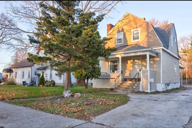 Building Photo - 1610 Court St Unit 1