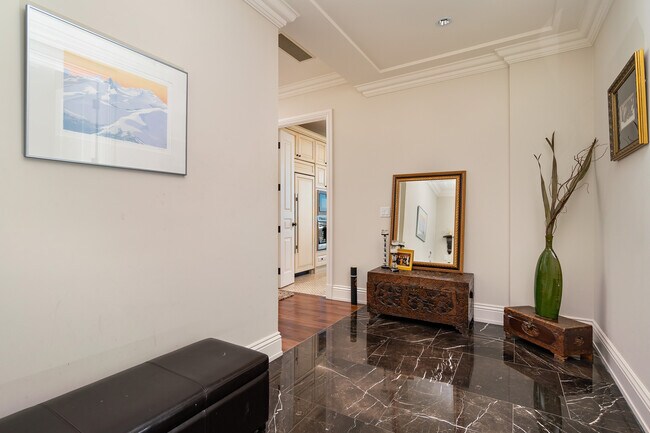 Photo - 183 Wellington St W