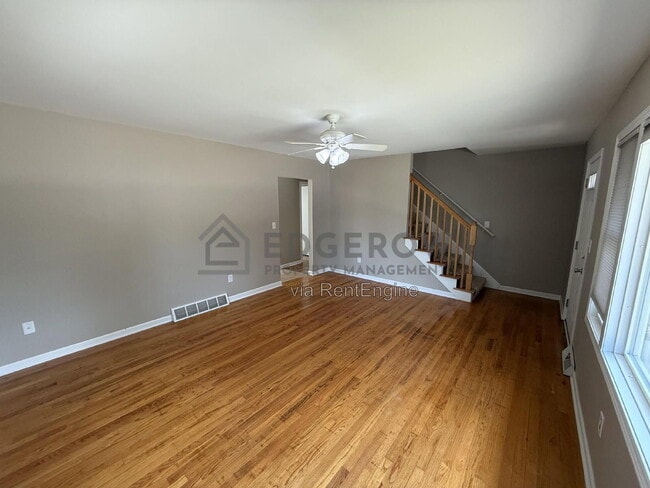Photo - 1240 Emerald Ave NE