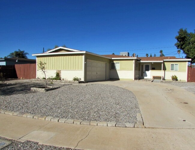 Building Photo - 4BR/2BA house with fenced backyard in South Redlands