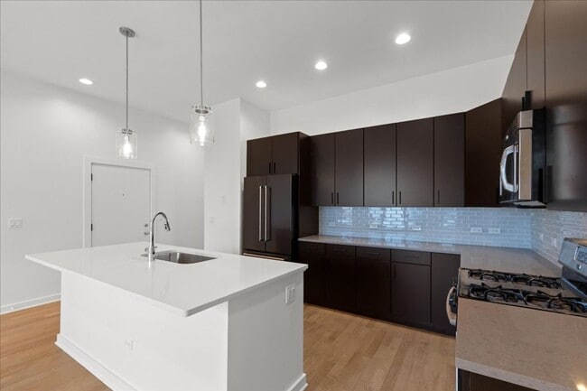 Building Photo - Large One Bedroom In the Heart of West Town Unit 3W