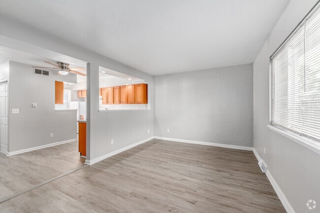 3BR, 1BA - 916SF - Living Room