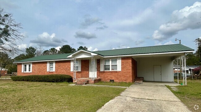 Building Photo - 4 Bedroom and 2 bathroom Brick Home