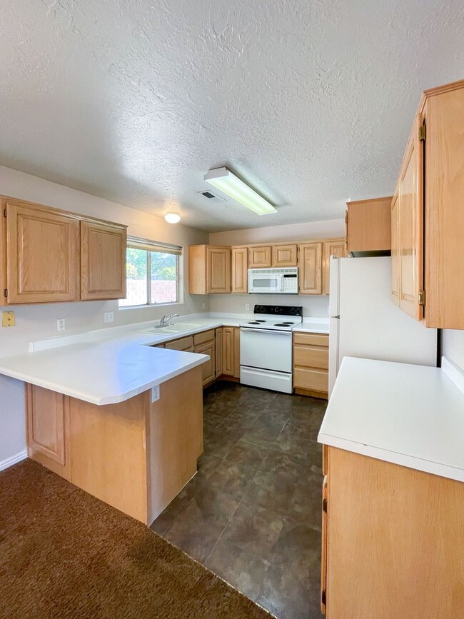 Building Photo - Charming 2 Bedroom Home in Prime Location ...