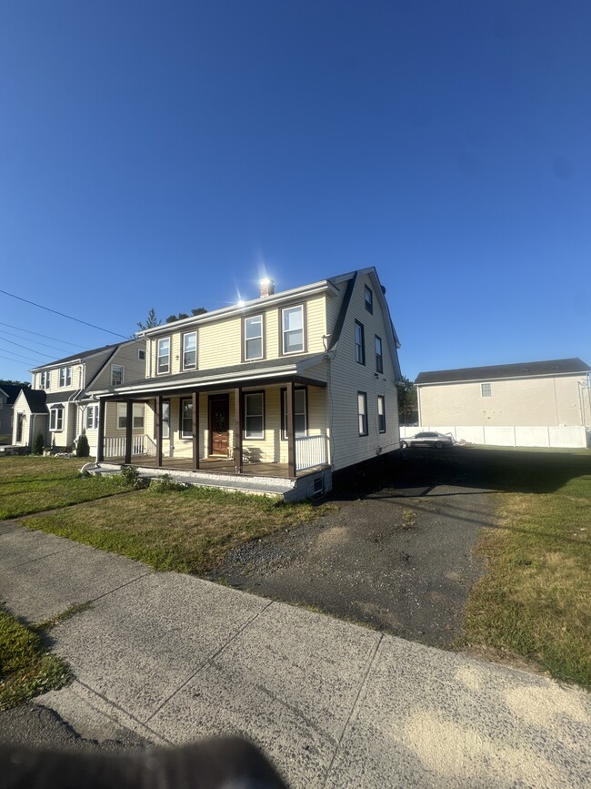 Building Photo - 120 S End Rd Unit 2nd Flr