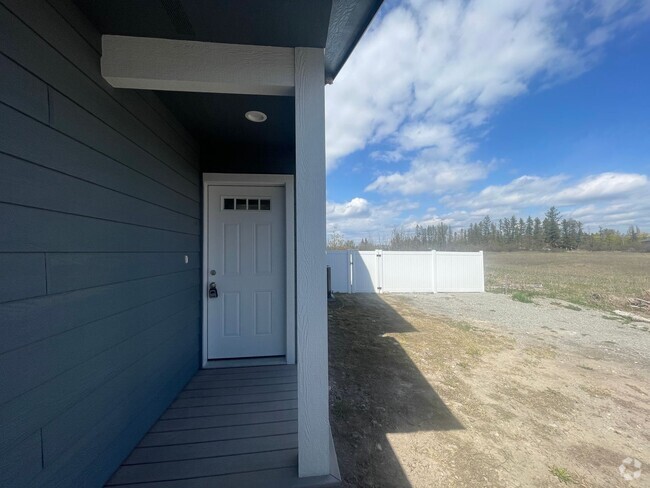 Building Photo - Newly Built Townhouse