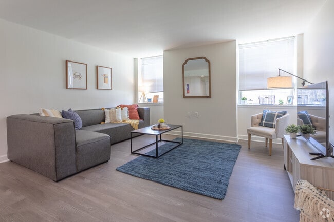 2BR, 2BA - 926 SF