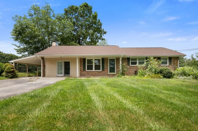 3 to 4 Bed/1 1/2 Bath. Pet friendly. - 3 to 4 Bed/1 1/2 Bath. Pet friendly. House