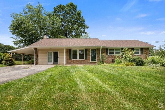 Building Photo - 3 to 4 Bed/1 1/2 Bath. Pet friendly. Rental