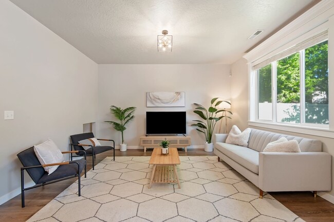Photo - 4 bedroom, 3 bathroom Home located in the heart of Meridian!