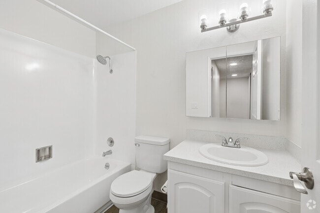 1BR, 1BA - 704SF - Bathroom