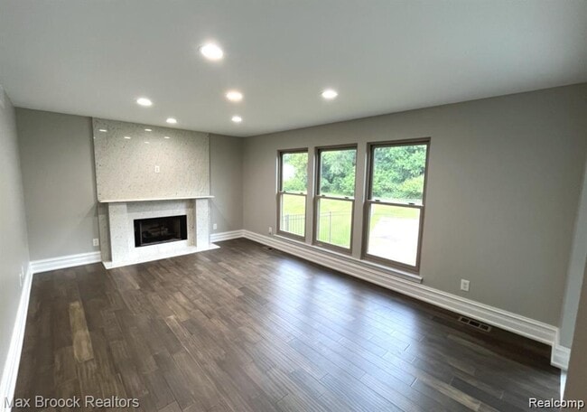 Photo - 7980 Billingham Rd