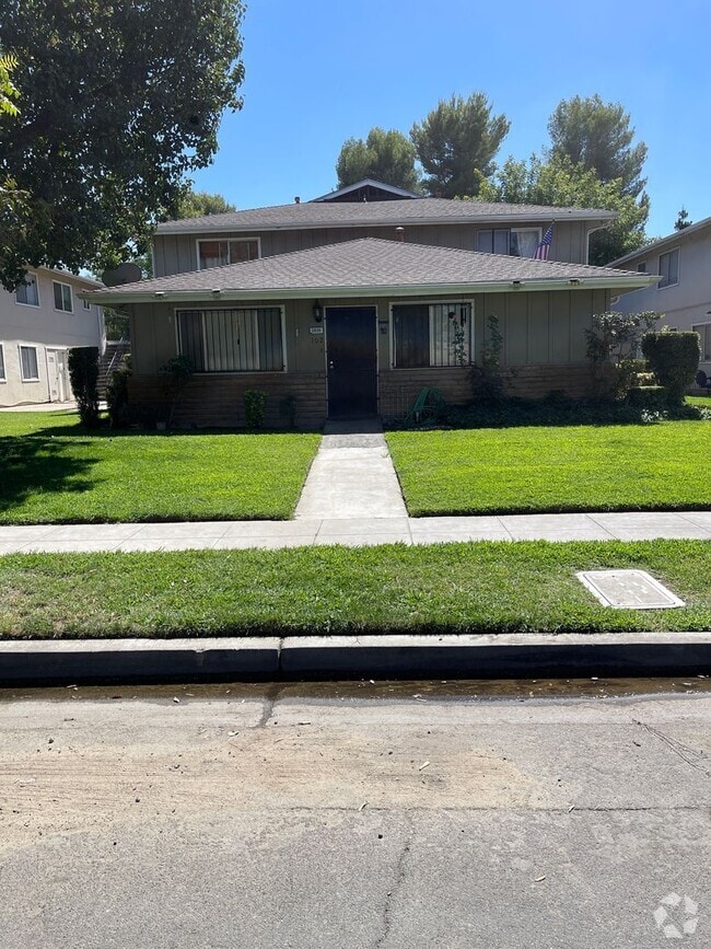 Building Photo - Lovely 2 Bedroom /  1 Bathroom for rent $2... Unit 204 Rental