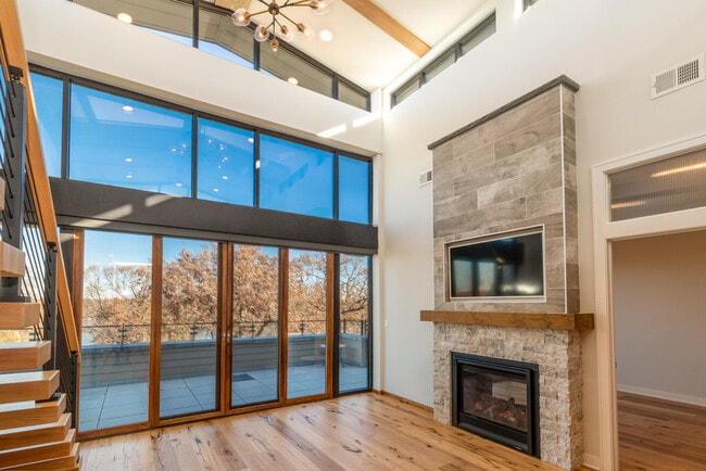 Photo - 215 E Pleasant St