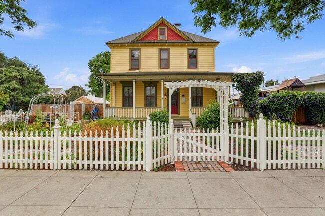 Building Photo - 482 South St