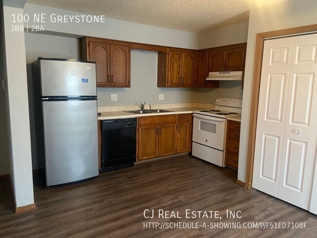 Photo - 100 NE Greystone Dr