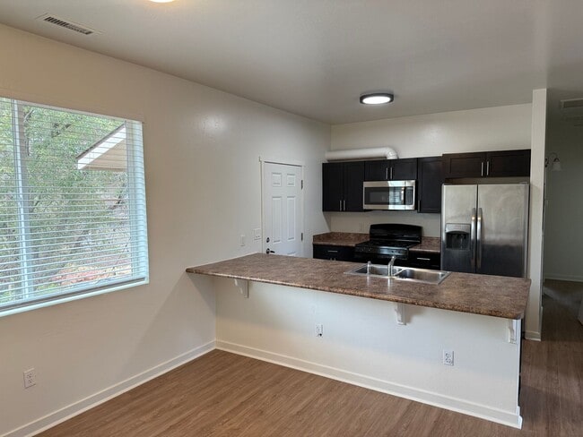 Building Photo - Pinegrove Unit 100