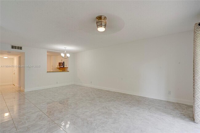 Photo - 136 S Cypress Rd Unidad 323