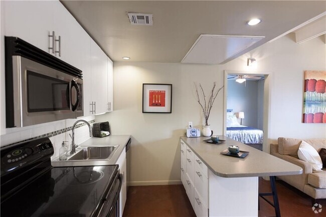 Building Photo - 2408 Leon St Unit 103 Rental