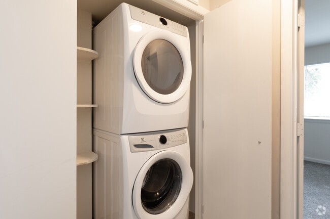 1BR, 1BA - 730 SF