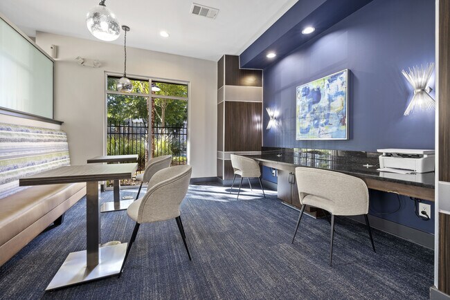 Photo - 10 Perimeter Park