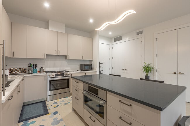 Photo - 1701 W Webster Ave Unit 702