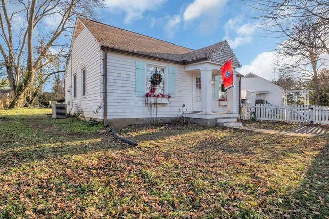 Photo - Available in March. Nashville 2 BED charming cottage for rent. Renovated with darling details and...