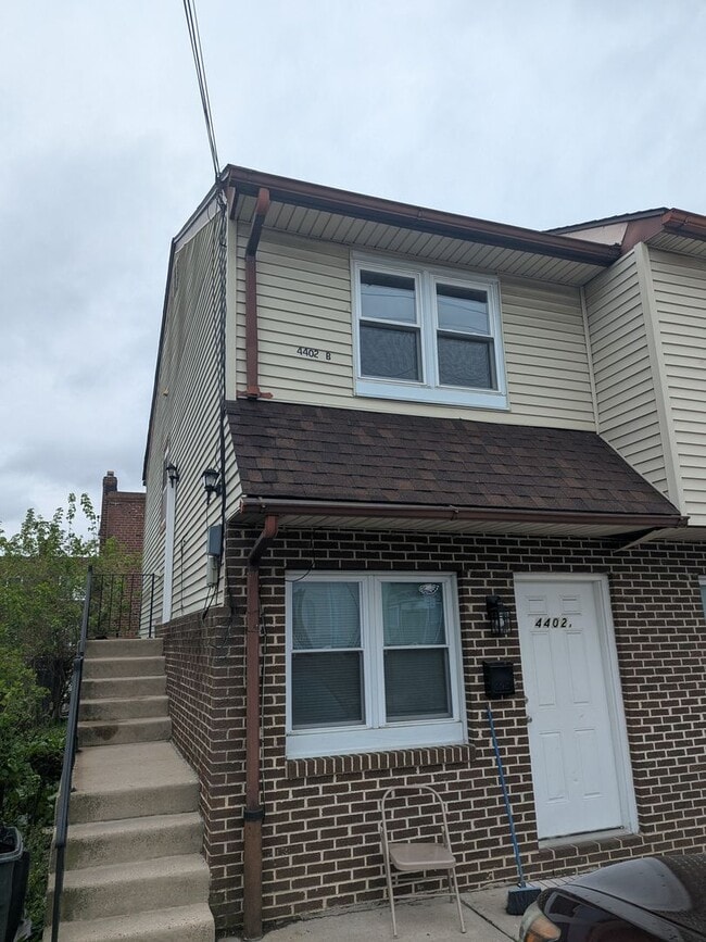 Building Photo - 4402 McMenamy St Unit 2nd Fl