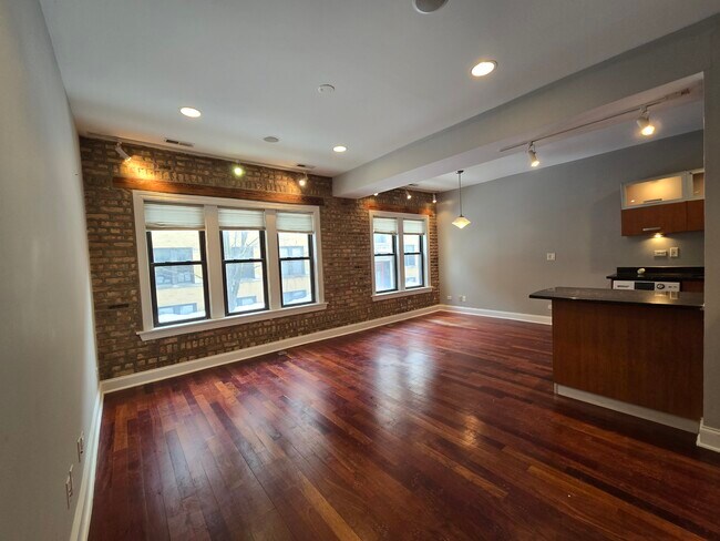 Building Photo - 1360 W Estes Ave Unit Sun-Drenched 1BR Condo wi