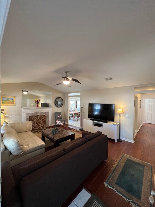104 Adams Ct