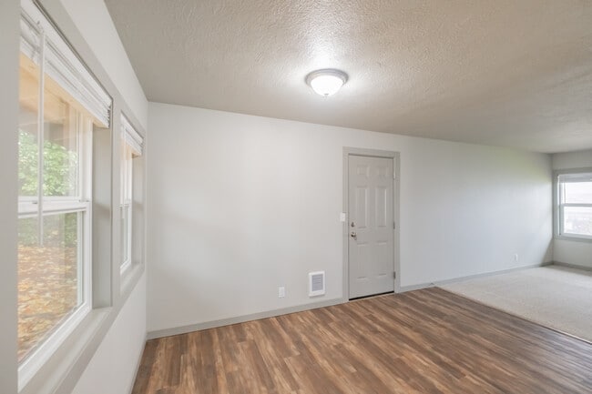 Photo - 3497 Felton St S