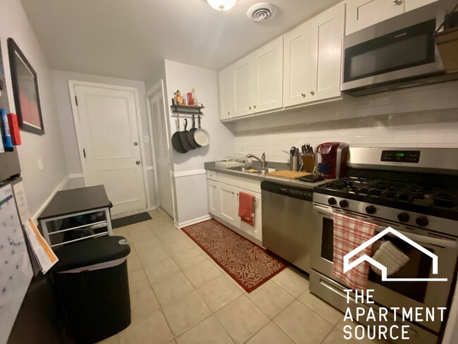 Building Photo - 3714 N Sheffield Ave Unit 101