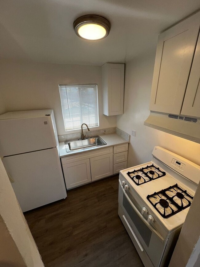 Building Photo - 2BR 1 BA Unit- Nice Yard and Carport, Remo... Rental