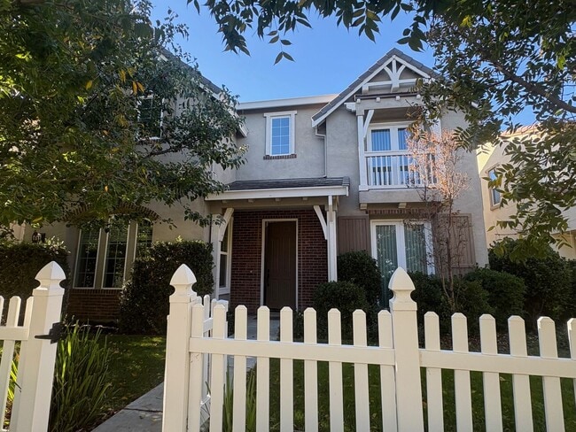 Building Photo - Large 5 bedroom home with loft. Featuring 2 primary bedrooms