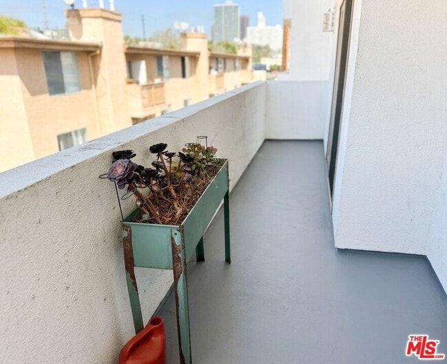 Photo - 1621 Barry Ave Unidad 302
