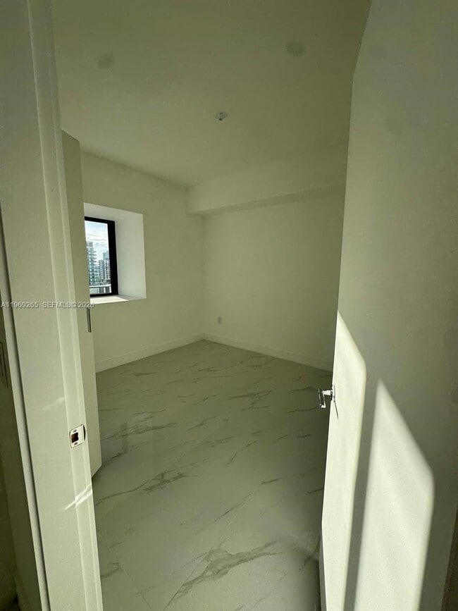 Photo - 700 NE 24th St Unidad 1103